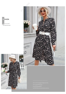Détail d'une robe midi fleurie à manches bouffantes et ceinture à boucle perlée style vintage