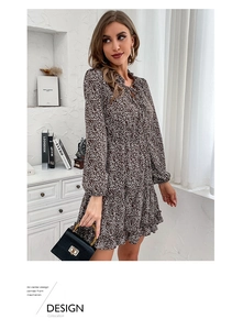 Détail de robe fleurie avec col en V noué, manches lanterne et ourlet à volants