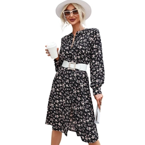 Robe midi fleurie noire pour femme avec manches longues et ceinture blanche à boucle perle