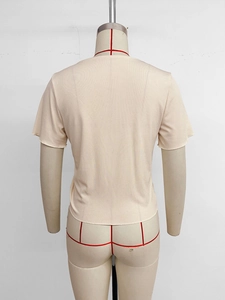 Dettaglio della texture a costine e del retro di un top a maniche corte color crema