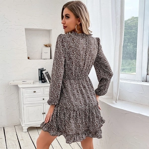 Mini robe marron à fleurs avec manches longues et ourlet à volants en intérieur lumineux