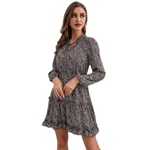 Robe courte fleurie à manches longues avec ourlet volanté et col à cordon pour femme