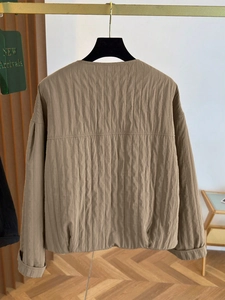 Giacca cardigan trapuntata marrone chic da donna con strisce verticali testurizzate