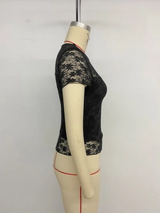 Détail du tissu en dentelle florale noire et coupe ajustée de ce t-shirt pour femmes