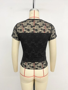 Vue détaillée du dos d'un haut noir en dentelle florale pour femme en tissu mesh