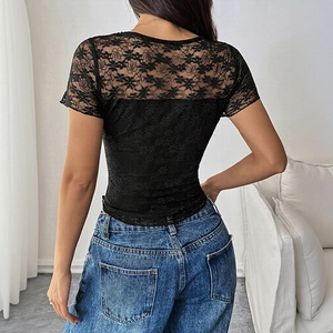 Haut noir en dentelle florale pour femme avec manches courtes et coupe élégante