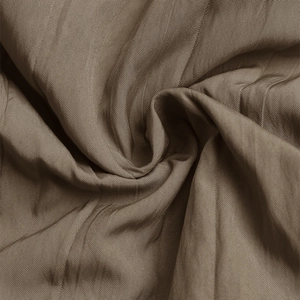 Macro del tessuto marrone scuro che mostra la trama a maglia fine e il drappeggio