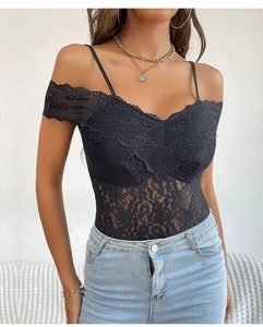 Vue détaillée de la texture de dentelle noire délicate et broderie sur le body femme