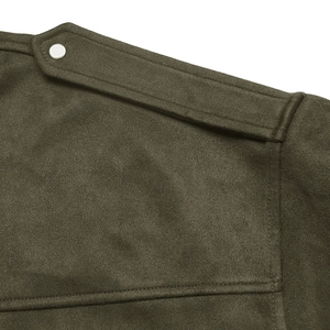 Détail de la veste en daim vert armée avec épaulette et bouton-pression argenté