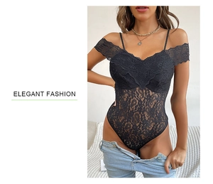 Détail d'un élégant body en dentelle noire avec motifs floraux et manches à épaules dénudées