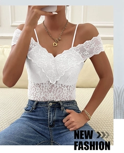 Gros plan détaillé sur la texture dentelle florale et l'encolure bardot de ce body blanc chic