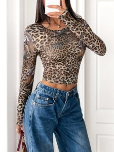 Dettaglio della maglia slim a maniche lunghe con stampa leopardata e girocollo