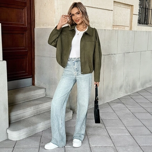 Veste courte vert armée en daim avec revers et jean taille haute pour femme chic