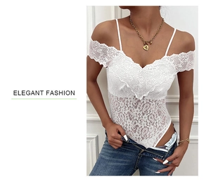 Détail d'un body élégant en dentelle blanche avec manches dénudées et décolleté en V profond