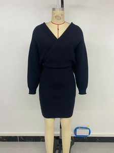 Détail du col en V et de la texture en maille sur une robe noire ajustée à manches longues
