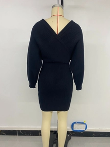 Détail du dos avec col en V croisé profond et texture en maille côtelée de la robe noire
