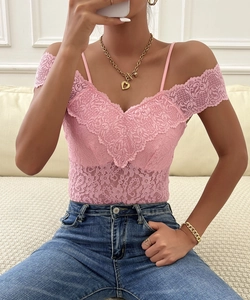 Gros plan du caraco en dentelle rose avec col en V et broderie florale