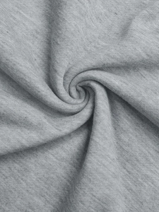 Dettaglio del tessuto in maglia grigio mélange che mostra la texture per felpa casual
