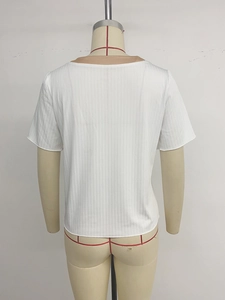Dettaglio del top bianco a maniche corte con trama a costine verticali e design del retro