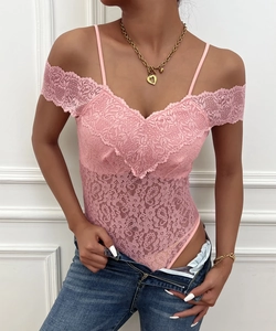 Détail d'un body en dentelle rose avec tissu floral semi-transparent et bordure en dentelle en V
