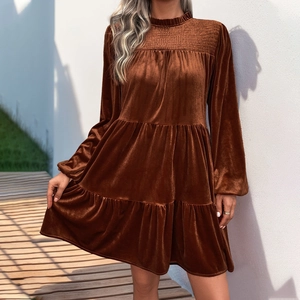 Détail de la robe en velours marron avec volants étagés et col montant à froufrous