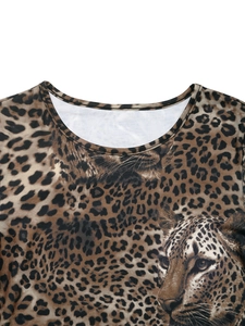 Dettaglio della maglia a maniche lunghe con stampa leopardata e grafica a testa di leopardo