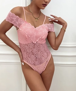 Détail d'un body en dentelle rose avec épaules dénudées et décolleté en V festonné chic