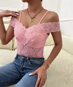 Détails du haut en dentelle rose avec fines bretelles et broderies florales fines
