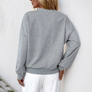 Felpa grigia da donna con perline floreali e spalle scese in uno stile casual ampio
