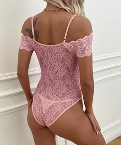 Vue arrière d'un body en dentelle rose avec coupe à épaules dénudées et base tanga échancrée