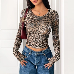 Top aderente a maniche lunghe leopardato con grafica realistica di leopardo sul lato