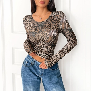 T-shirt da donna slim a maniche lunghe con stampa leopardata e motivo testa di leopardo