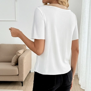 Vista posteriore di una t-shirt bianca minimalista in maglia a coste a maniche corte