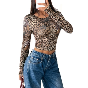 Crop top a maniche lunghe slim fit con stampa leopardata e motivo testa di leopardo