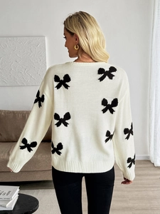 Vue arrière du pull en tricot blanc avec grands motifs nœuds noirs et bords-côtes