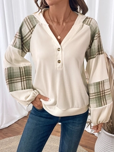 Dettaglio felpa con cappuccio in maglia a nido d'ape e maniche patchwork a quadri verdi