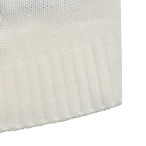 Gros plan détaillé sur la maille blanche douce et l'ourlet large côtelé du cardigan court