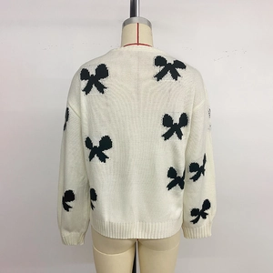 Gilet en maille blanc avec motif nœud noir et poignets côtelés vue de l'arrière