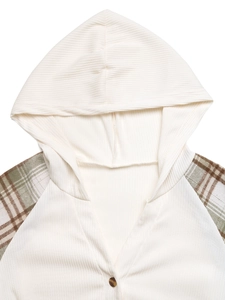 Dettaglio felpa con cappuccio crema in maglia a nido d'ape con maniche raglan scozzesi