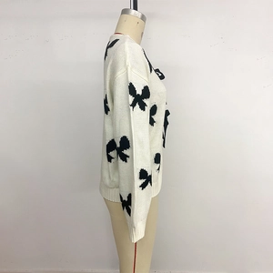 Gilet en maille blanc à manches longues orné de motifs nœuds papillon noirs