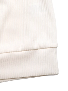 Dettaglio della trama in maglia a coste bianco crema e cuciture di finitura di alta qualità