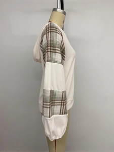 Dettaglio di felpa con cappuccio crema in maglia a nido d'ape con maniche patchwork a quadri