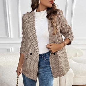 Détail du blazer marron à motif pied-de-poule avec col à revers et poches à rabat