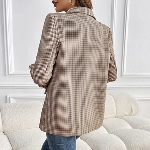 Vue détaillée du motif pied-de-poule et du dos ajusté de ce blazer marron pour femme
