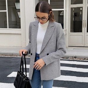 Détail d'un blazer à carreaux pied-de-poule avec double boutonnage et revers cranté