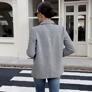 Vue arrière d'un blazer cintré à motif pied-de-poule noir et blanc à coupe structurée