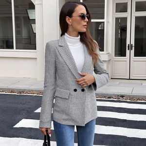 Style urbain d'un blazer à motif pied-de-poule avec revers et poches à rabat
