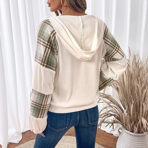 Felpa con cappuccio crema da donna con maniche a scacchi verdi e vestibilità comoda