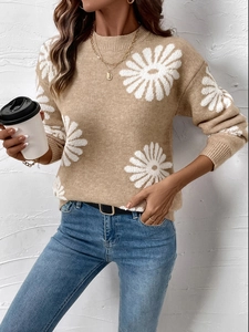 Detaillierte Strickstruktur des khakifarbenen Gänseblümchen-Pullovers mit Rippbündchen