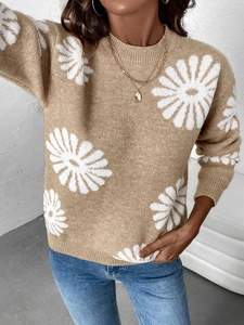 Detailaufnahme des khakifarbenen Strickpullovers mit weißem Gänseblümchenmuster und Bündchen
